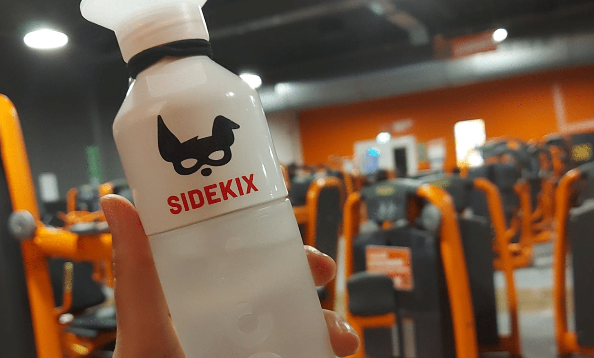 Sidekix dopper tijdens het sporten, met behulp van het Sidekix Fitnessplan en Bedrijfsfitness Nederland.